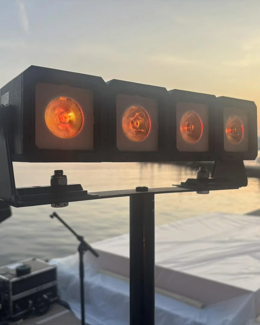 Projecteurs installés face à la Méditerranée