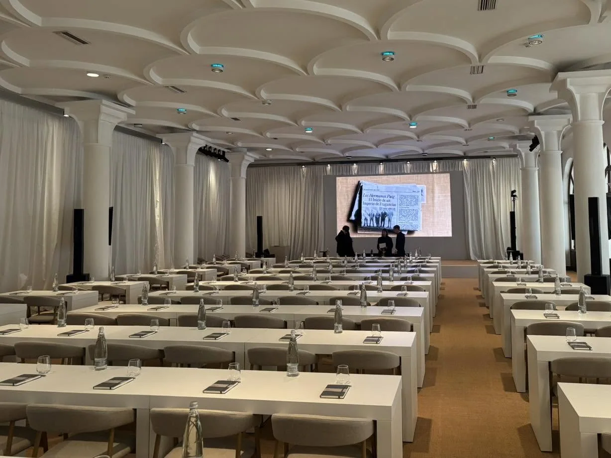 Salle de conférence et écran principal à Palerme