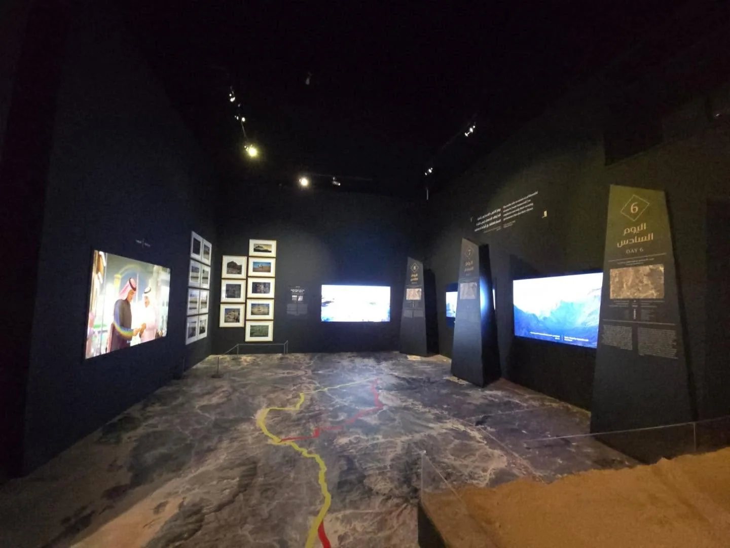 Exposition HIJRAH à Madina — vue générale de l’espace scénographique