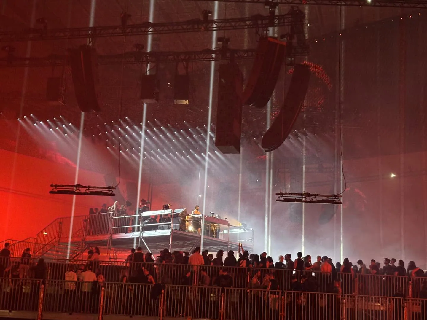 DJ booth et public sur structure surélevée