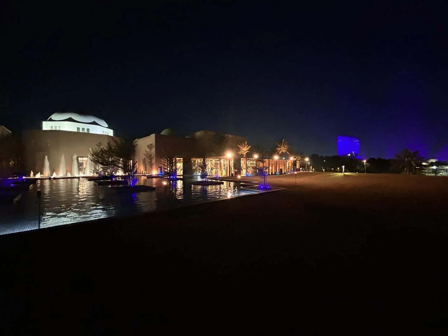Vue extérieure nocturne du site