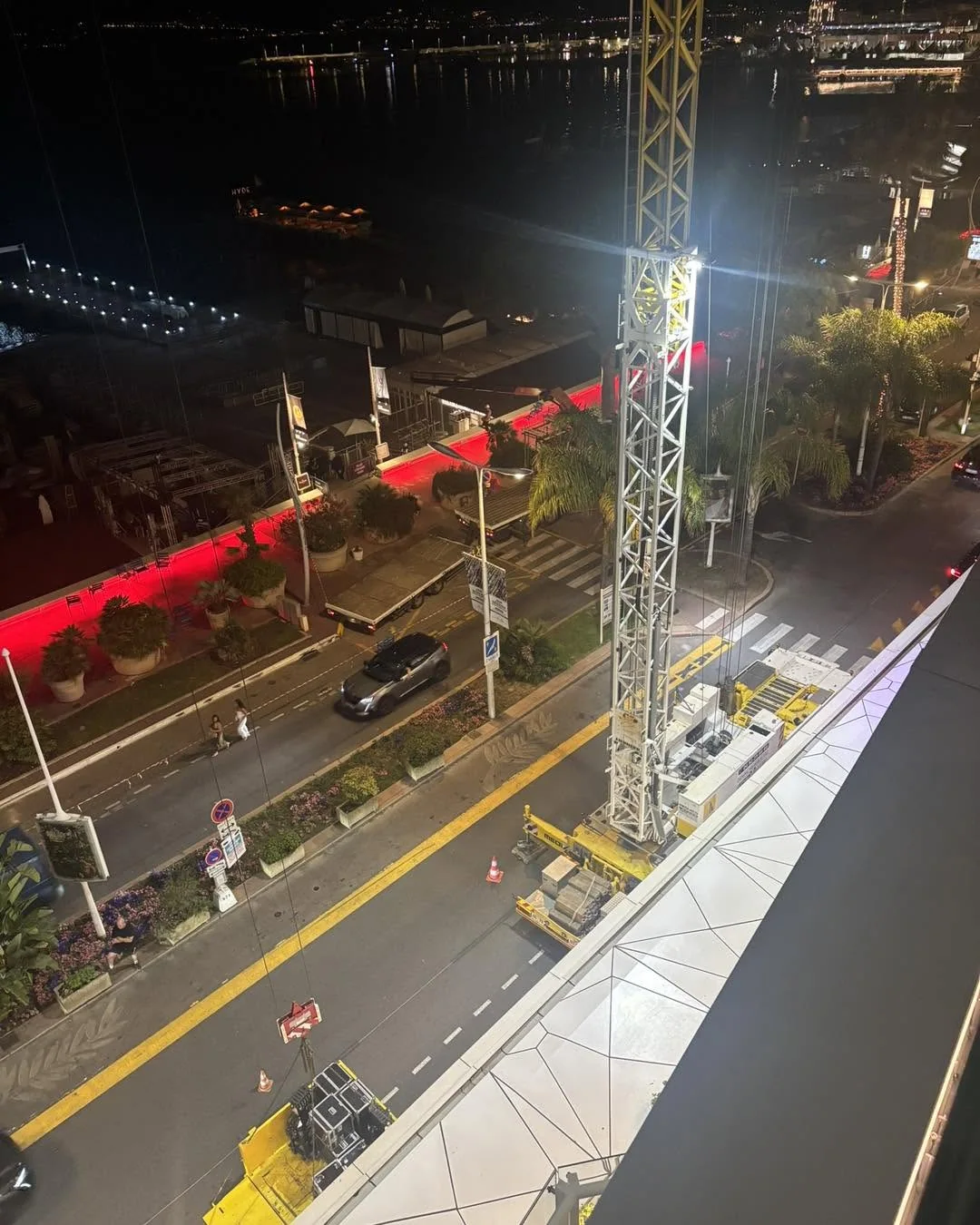 Installation d’une grue pendant le Festival de Cannes