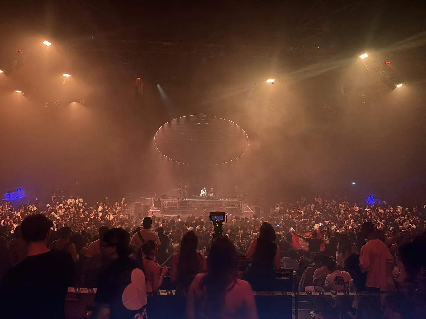 Vue de la scène et du public au Zénith de Paris