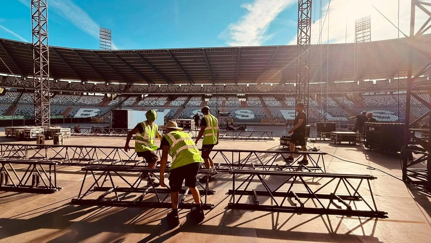 Montage de la scène au Stade Roi Baudouin