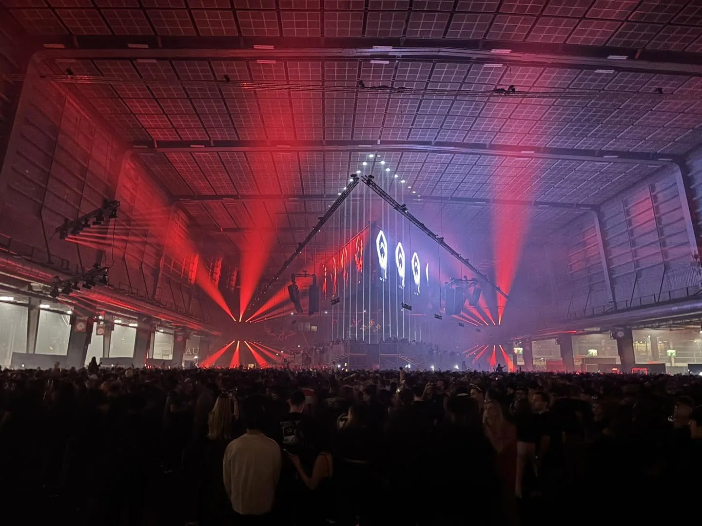 Vue d'ensemble du public et de la scénographie REFRACT