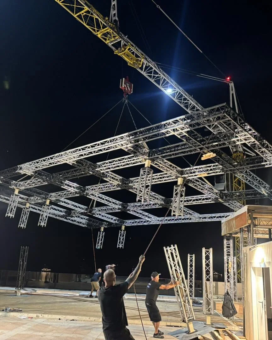 Montage d’une structure technique à Cannes