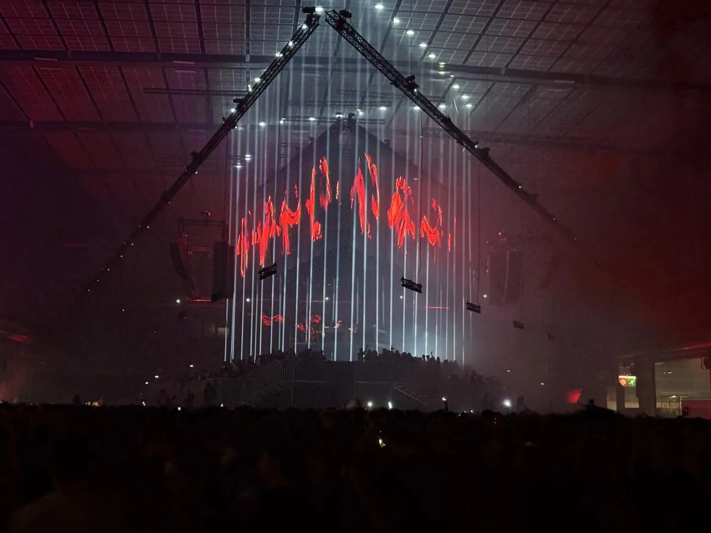 Vue frontale de la scénographie pyramidale REFRACT