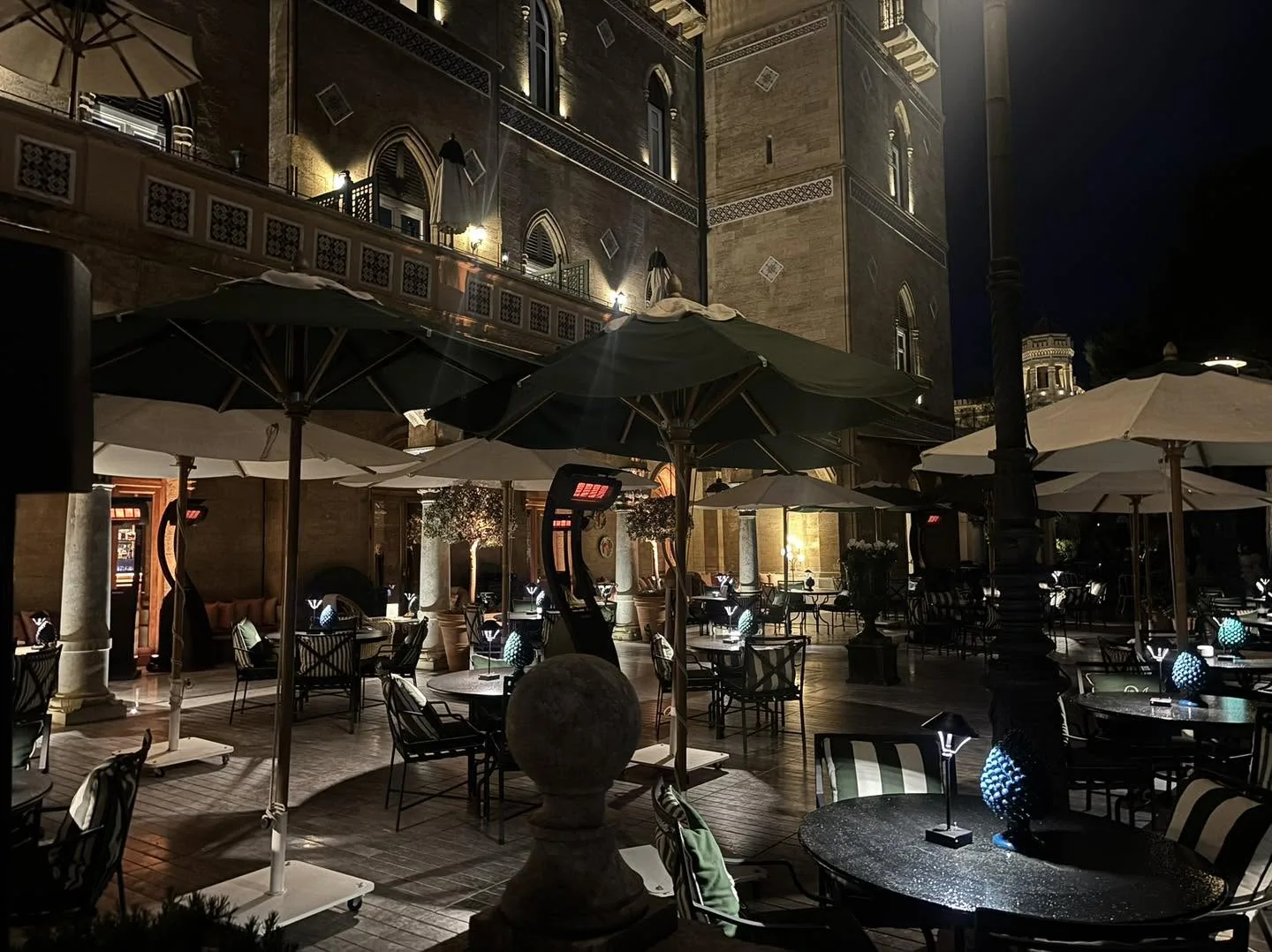Terrasse et architecture éclairées de nuit à Palerme