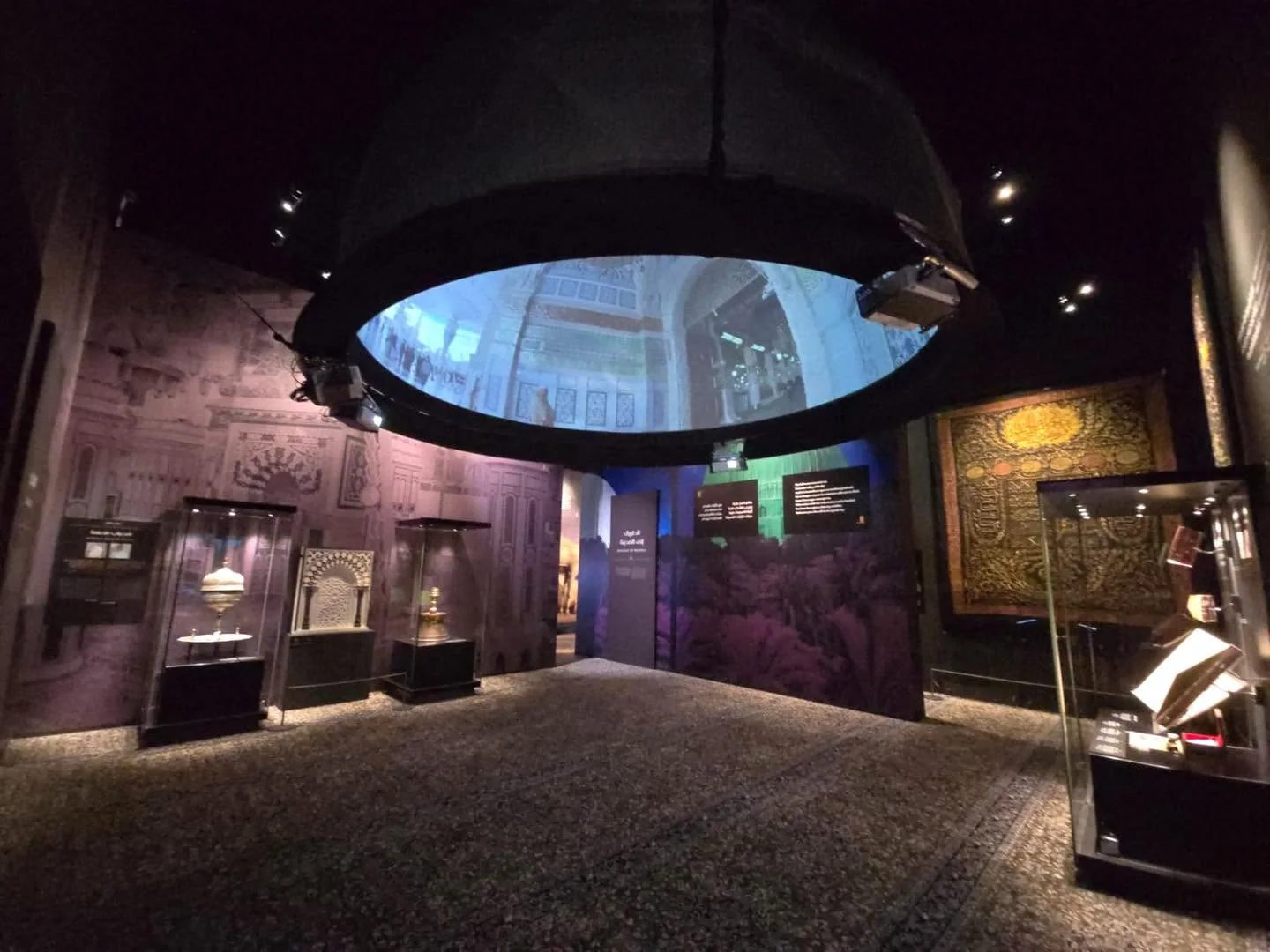 Dispositif de projection circulaire — exposition HIJRAH