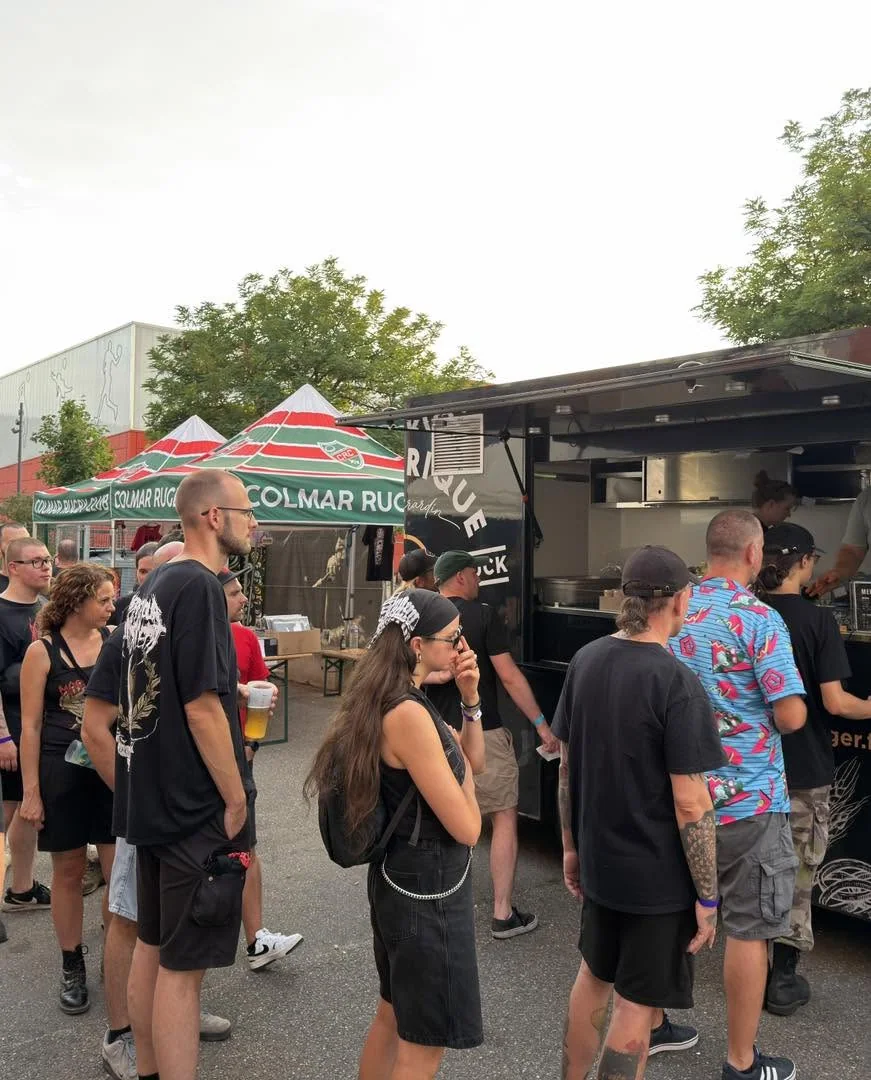 Public et espace extérieur du festival au Grillen de Colmar