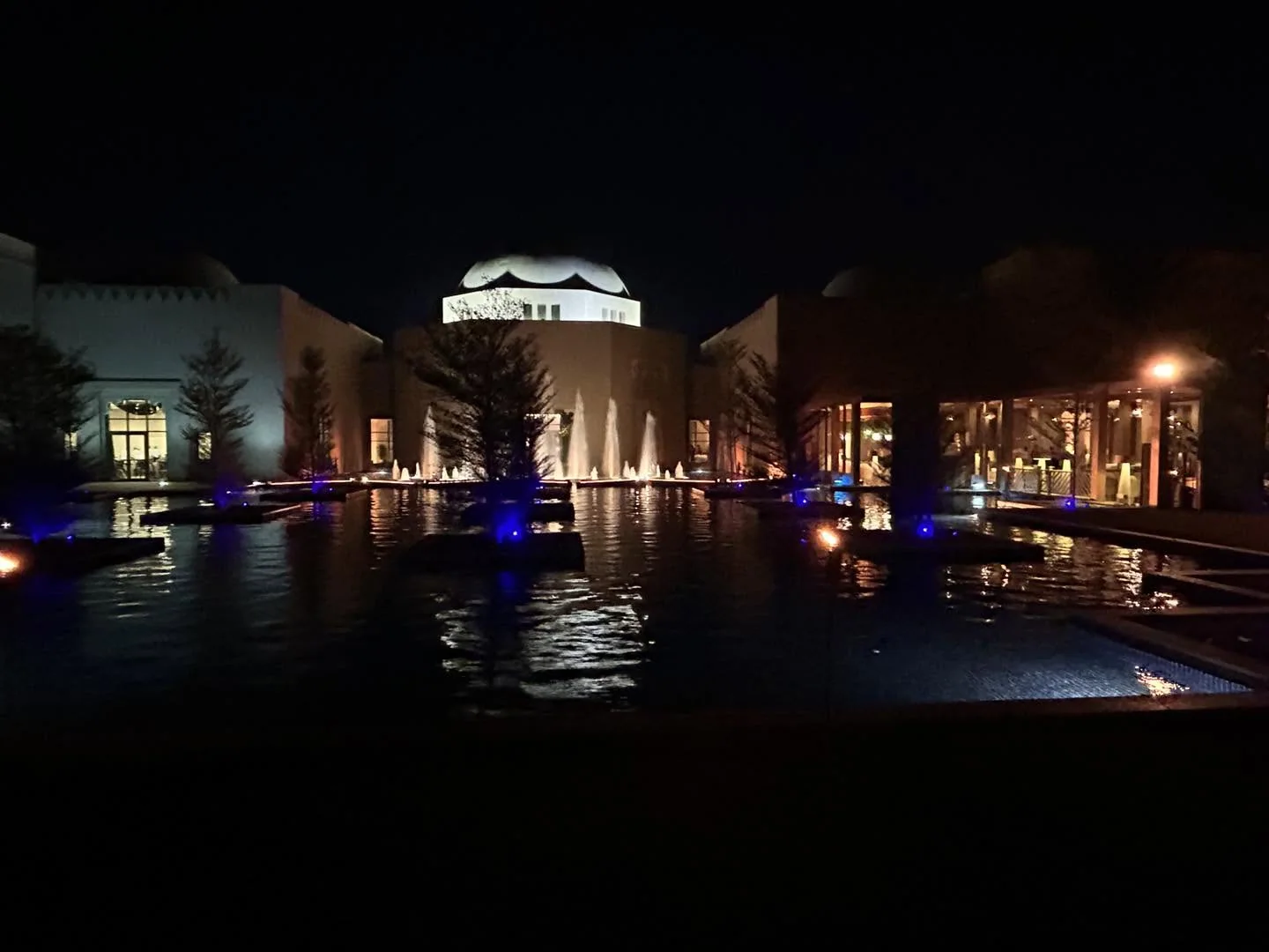 Vue extérieure et bassin du lieu à Dammam