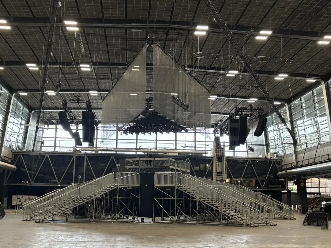 Scénographie centrale vide avec lumière rouge pendant les répétitions