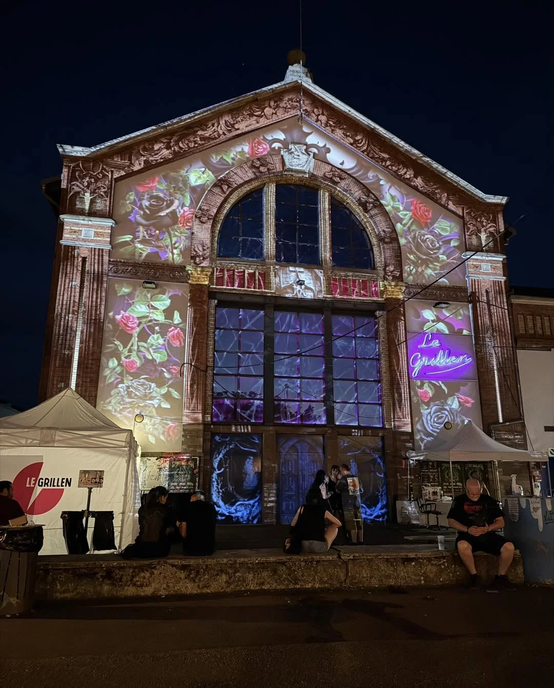 Façade du Grillen illuminée pour SPIRIT IN BLACK