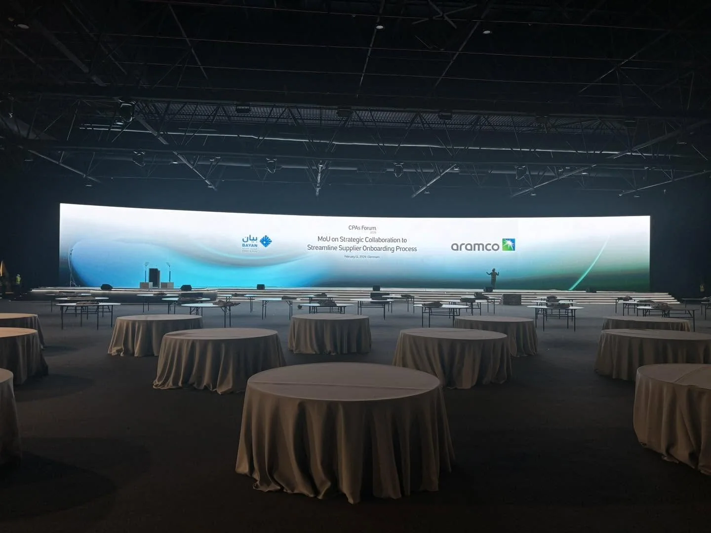Écran panoramique ARAMCO avant ouverture